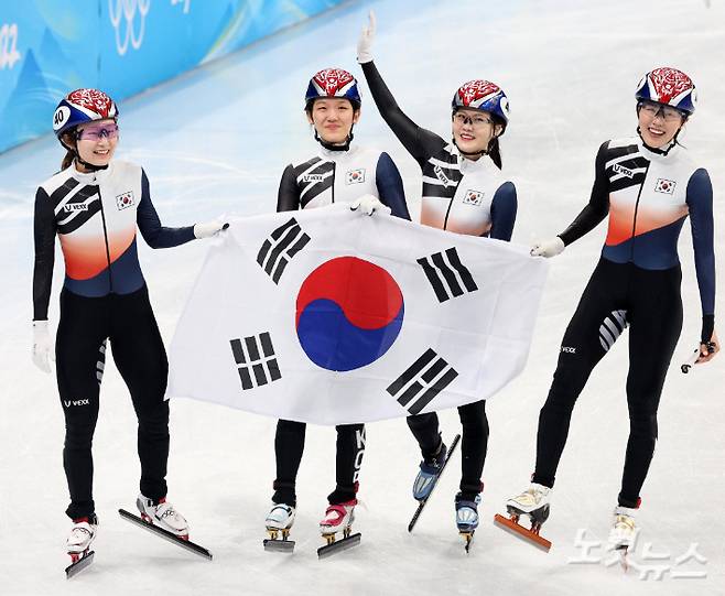 2022 베이징 동계올림픽 쇼트트랙 여자 3000m 계주 경기에서 은메달을 획득한 최민정(왼쪽부터), 서휘민, 이유빈, 김아랑이 태극기를 들고 기뻐하는 모습. 베이징(중국)=CBS노컷뉴스 박종민 기자
