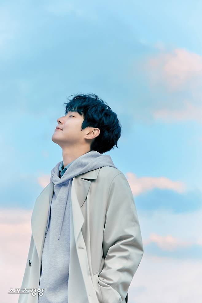 Actor Choi Woo-shik unveiled an outer picture with a warm atmosphere in the early spring.Choi Woo-shik showed sensual outer styling ahead of the spring season with a clothing brand.In the photo released on March 3, Choi Woo-shik showed a warm-hearted boyfriend fashion with a sensual trench coat styling with a colored shirt and a hooded T-shirt.In another photo, she showcased her comfortable yet sensual style with a bright grey barmer Jumper, with a colourful one-man shirt and casual cargo pants.This brands hammer Jumper uses eco-friendly materials using corn, and it can be worn from the season with simple design as well as warmth.The pictorials of the clothing brand Project M with Choi Woo-shik can be found on the official online mall and Instagram.