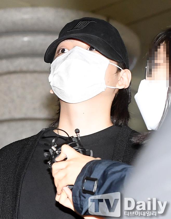 The fact that rapper NO:EL (22, real name Jang Yong-joon), who was handed over to trial for refusing to measure drinking and assaulting a police officer, was admitted to the Seoul Detention Centers living room, sparked controversy over preferential treatment.According to the legal system on the 2nd, NO:EL, who was indicted on charges of violating the Road Traffic Act (unlicensed driving), was arrested in October last year and has been held in the Seoul Detention Centers living room for five months.It is reported that some inmates have argued that NO:ELs father is receiving preferential treatment because he is a member of parliament.In the past, some politicians, chaebol leaders, and entertainers were mainly accommodated in the solitary room of the correctional facility, and the acceptance of the solitary room was decided at the discretion of the detention center.Of course, some say it is difficult to see it as a preference.NO:EL, which has a high level of social interest, may have been in conflict with other prisoners, so the detention center may have chosen to accept the residence for administrative convenience.In response, NO:EL drew the line, saying, I have never received or requested any preferential treatment.NO:EL was arrested in September last year for refusing to measure alcohol and assaulting a police officer.The prosecution later asked NO:EL for three years in prison on May 25, saying, The defendant re-offended during the Probation period due to drunken driving.NO:EL was sentenced to one year and six months in prison for drunk driving in June of last year, and two years of Probation was the Judgment Sea.The Judgment is April 8th.Meanwhile, NO:EL appeared on Mnet High Wrapper and Show Me Money in the past, but it was caught up in various incidents and incidents.