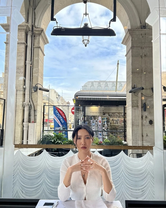 MAMAMOO Hwasa has reported on the latest in Paris.Hwasa posted a picture on his instagram on the 3rd with an article entitled Thank you for staying in overflowing love for a while.In the open photo, Hwasa poses on the terrace of the hostel overlooking Paris city.Hwasa paired white-colored cardigans with jeans to complete a hip yet comfortable fashion.Hwasa, who is having a relaxed life in a foreign country, caught the attention of viewers. Hwasa was reported to have visited Paris Fashion Week.Meanwhile, Hwasa appeared in the recently released Coupang Play SNL Korea.Photo: Hwasa Instagram