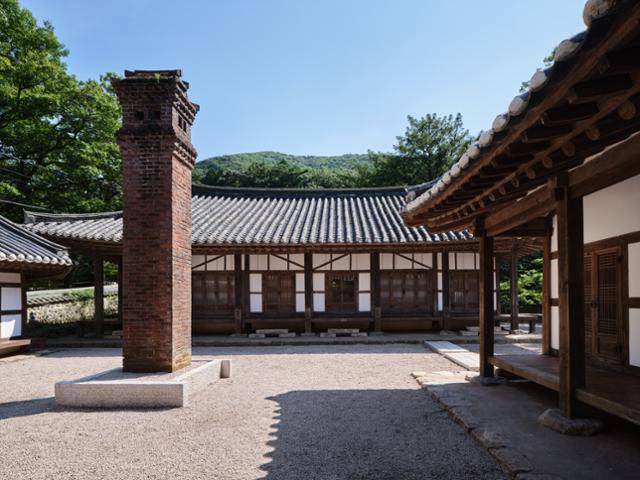 유선관의 중정. 원래는 굴뚝 주변에 조경이 돼 있었으나 리노베이션하며 비워냈다. 건축가는 "주변 자연으로 시선을 돌리기 위해서"라고 설명했다. 김동규 건축사진작가 제공