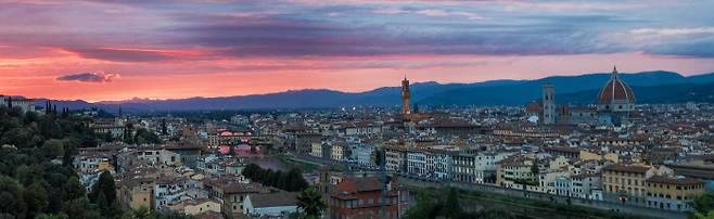 미켈란젤로 광장(Piazzale Michelangelo)에서 바라본, 석양에 물든 피렌체의 전경. 아르노강이 길게 흘러가고, 왼편으로 피렌체 대성당의 돔이 보인다. 출처 : 위키피디아