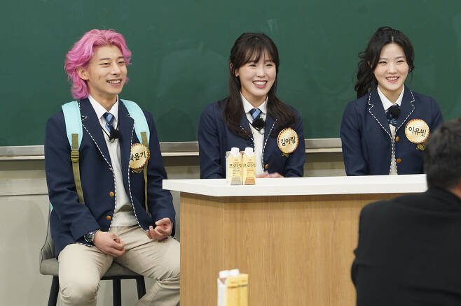 Short track national team Kwak Yoon-gy, Kim A-lang and Yubin Lee showed off their candid gestures.JTBC Knowing Bros, which will be broadcast on March 5, will feature short track national players Kwak Yoon-gy, Kim A-lang and Yubin Lee as transfer students.They will release interesting stories about short track from the behind-the-scenes world championships to the helmets of short track players, frog hand gloves and uniforms.Kwak Yoon-gy and Kim A-lang, known as the official short track brothers and sisters, also made a direct explanation for the suspicion of a romantic relationship that drifts in the air.The two people were noticed by their brothers when they said they usually go to a athletes village in a car.Kim A-lang responded with a certain level of enthusiasm, saying, I have always had so many enthusiasm and I have received a lot of questions.However, the youngest Yubin Lee, who was watching this, caused a big backlash, and a word of Yubin Lee, who made the scene as an Asura, is released on this broadcast.On the other hand, Kwak Yoon-gy is the back door that showed the attitude of entertainment blue chip by showing the attitude of Kwak Yoon-gy back person which became a hot topic recently and showing the national teams desire to win in the game corner using this posture.