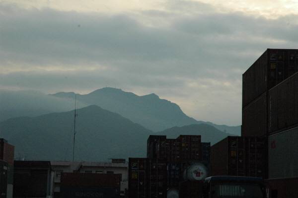 경부고속도로 남구미IC 진입 전 도로변에서 찍은 금오산. 부처님의 형상을 하고 있다.