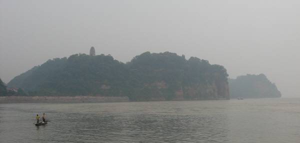 강 쪽에서 바라본 모습. 우측이 머리, 가운데 낙산대불이 위치한 가슴, 좌측이 하체 부분. 영락없는 와불 형상이다.