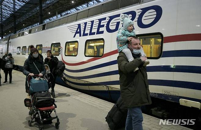 [헬싱키/AP=뉴시스] 지난 4일 핀란드 헬싱키 중앙역에 도착한 세인트루이스발 열차에서 러시아인들이 내리고 있다. 러시아의 우크라이나 침공 이후 열차와 차량을 이용해 핀란드로 빠져나오는 러시아인들의 행렬이 이어지고 있다. 2022.03.05.