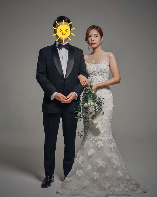 A gold coin from Turtles became a new bride at the age of 41.On the 13th, Kimbi will marry a prospective groom, a six-year-old non-entertainer.The wedding ceremony will be held privately in Busan, the hometown of the prospective groom, by inviting only close friends to the family in accordance with the Corona 19 anti-virus rules.In a telephone interview with the 4th, Kim said, I do not feel real yet, but it is too good.Ive been busy with my company work, and Ive been getting ready for marriage since October last year, said Kim, who is the head of GB Entertainment and is working as The Artist.I was very busy with my marriage preparation and work, he recalled the process of preparing for marriage.As a result of his decision to marry the groom, Kimbi said, It is good and consistent, and it is very comfortable and easy to communicate with propensity and conversation.I think there are so many things that I naturally came to marriage. I am so comfortable with my bridegroom, and I can be comfortable with my friend for the rest of my life, said Kim. My parents love it so much.I am very fond because I am not old. Meanwhile, Keumbi made his debut as a four-member mixed-song group Leka in 2001; after the teams disbanding, he has been Turtles main vocalist since 2003.Leader Turtlemans sudden death suspended broadcasting activities and returned to the semi-trot Kondak Kongdak in 2010.He has been a representative of GB Entertainment and the Artist since 2019.Photo: GB Entertainment, Goldstone Instagram