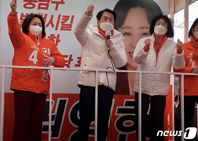 안철수 국민의당 대표와 최연숙 의원이 6일 대구 동성로에서 대구 중·남구 국회의원 보궐선거 권영현(왼쪽) 국민의당 후보 지지를 호소하고 있다. 2022.3.6/뉴스1 © News1 남승렬 기자