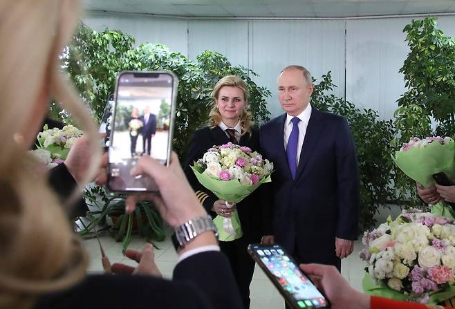 푸틴 대통령은 승무원들과 따로 개인 기념사진을 찍기도 했다. EPA=연합뉴스