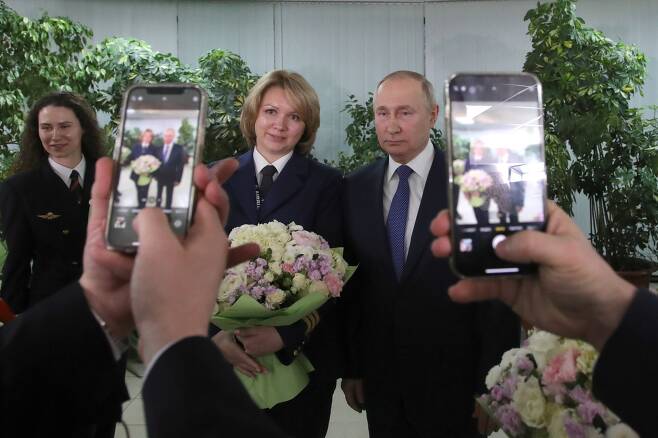 푸틴 대통령은 승무원들과 따로 개인 기념사진을 찍기도 했다. 타스=연합뉴스