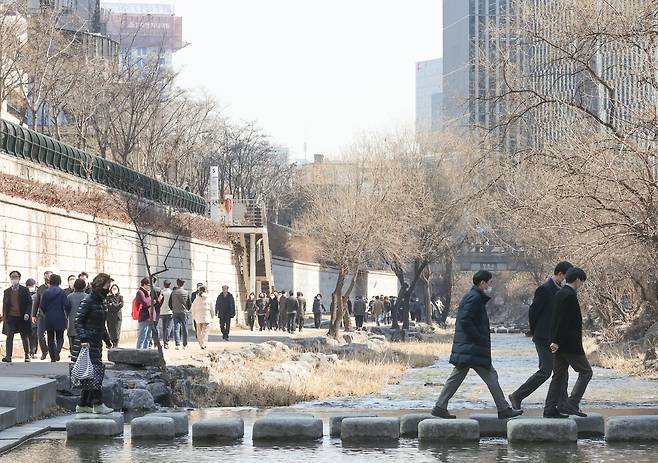 <YONHAP PHOTO-6199> 포근한 날씨, 청계천 걷는 시민들 (서울=연합뉴스) 류효림 기자 = 포근한 날씨를 보인 2일 점심시간 서울 청계천에서 시민들이 산책로를 걷고 있다. 2022.3.2 ryousanta@yna.co.kr/2022-03-02 13:55:52/ <저작권자 ⓒ 1980-2022 ㈜연합뉴스. 무단 전재 재배포 금지.>