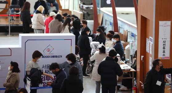 20대 대선 사전투표 이틀째인 지난 5일 오전 서울역 대합실에 마련된 사전투표소를 찾은 시민들이 투표를 위해 길게 줄지어 서 있다. 연합뉴스