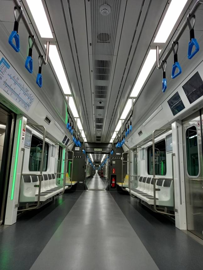 오는 3월 19일 개통 예정인 서울지하철 4호선 진접선 연장 구역에 투입되는 신규 전동차 내부 모습. / 사진=김동우 기자