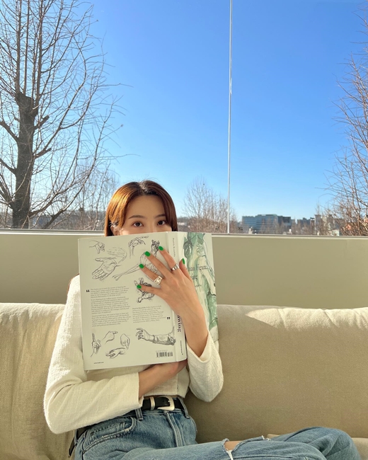 Actor Jung Hye-sung showed off both her innocence and health.Jung Hye-sung posted several photos on his instagram on the 7th, saying, If spring comes soon, lets work out hard.Jung Hye-sung in the public photo showed a fresh spring atmosphere wearing a crop jacket and jeans.It is Jung Hye-sung, who has a slender waist line in a slender body. His muscles are on the abdomen revealed between his clothes, giving him a charm of reversal.The posts included comments such as Beautiful, Where are you? I like my abs. I want to see the exercise V log.