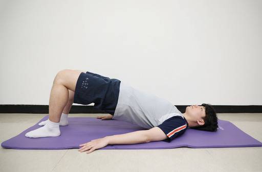 브리지(사진)와 윗몸일으키기는 허리 반동을 이용해 ‘방아 찧기’ 하듯 하면 안 된다.