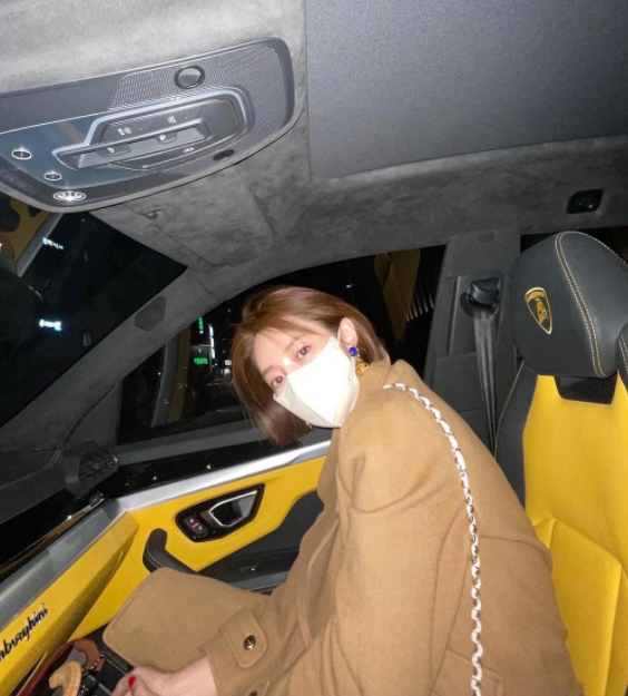 Actor Go Joon-hee has reported on his recent situation.On the 8th, Go Joon-hee posted several photos on his instagram with an article entitled Earth 2 Report for a long time; dating my beloved sisters.Inside the picture is a picture of Go Joon-hee spending time with acquaintances, drawing attention from the car hes in to the colorful fashion.On the other hand, Go Joon-hee said, She was pretty, What are you doing foxPhoto Source Go Joon-hee Instagram