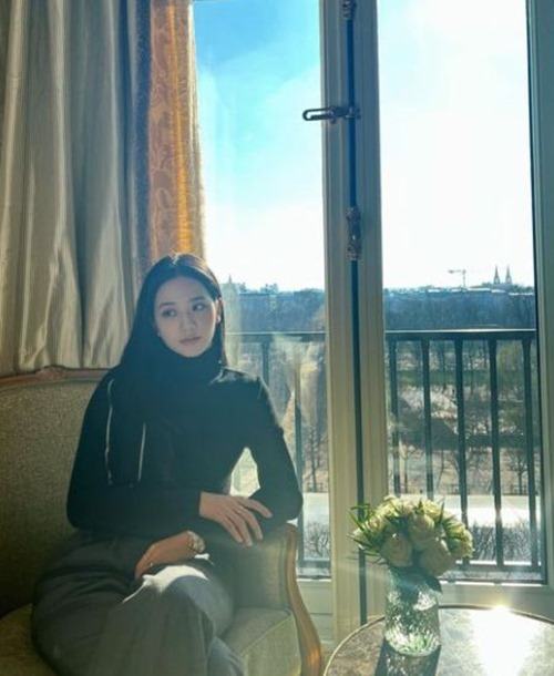 BLACKPINK JiSoo has revealed its clean current status.JiSoo posted an article and a photo on his instagram on the morning of the 8th, Merci Paris. A la prochaine.Inside the picture is a picture of him sitting comfortably.GiSoo, who is in warm sunshine, boasted Hwasa visuals and sleek pretty.Not only that, but his small, dissipating face, admiring him. He emanated an elegant, innocent aura.Meanwhile, JiSoo appeared in the JTBC drama Snow Strengthening, which ended in January.