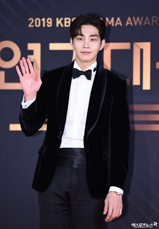 Actor Jae-young Kim has been cast in Monthly Gold Coal Coal.As a result of the coverage on the 8th, Jae-young Kim is positively reviewing the role of the male protagonist of the TVN drama Monthly Gold Painting.Monthly Gold Coal Coal is a drama depicting the story of Single Life Helper, which is the wife of singles who need a wife to attend meetings such as couples and alumni associations.Park Min-young is on the list of female characters and is discussing positively. I expect the two to show their breath.Kim Jae-yeong is a former model actor.Dramas Iron Man, Remember You, One Hundred Days, The God of Noodle, Introduction to Beauty, Atta Romance, Romance as a Brain, Black, Eunjus Room, Secret Boutique, Love is Beautiful Life is Wonderful, Noblesss, Two Men He has made filmography by appearing in Money and others.He won the Rookie of the Year award at the 2019 KBS Acting Awards.Last year, he played the role of the male protagonist Seo Woo-jae in the JTBC drama People Like You, which he breathed with Ko Hyun-jung.Photo = DB