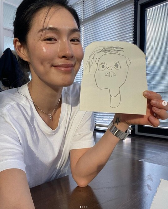 Kahi, a member of the group after school, revealed his sons stupid side.Kahi posted several photos on his 9th day with his article Did you resemble us, our Noah painting talent?In the photo, Kahi was taking a self-portrait with a picture of his son in his hand.Especially, the figure of comparing his face with his sons picture and smiling dimples smiles.Meanwhile, Kahi married a businessman in 2016 and has two sons under his belt. He also recently appeared on TVN entertainment program Mom Idol.