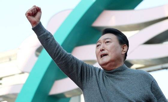 국민의힘 윤석열 대선후보가 8일 오후 대구 중구 서문시장에서 열린 유세에서 유권자들에게 지지를 호소하고 있다. 연합뉴스