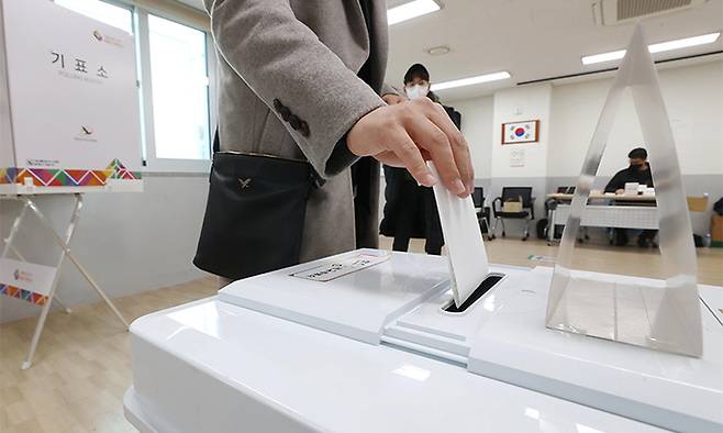 제20대 대통령선거 투표일인 9일 서울 강북구 번1동 제2투표소에서 유권자가 투표용지를 투표함에 넣고 있다. 연합뉴스