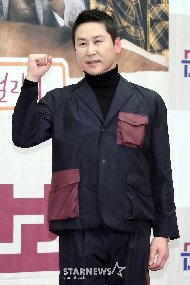 On the 9th, Shin Dong-yup was confirmed by the result of the gene amplification (PCR) test.Shin Dong-yup was tested positive for the self-diagnosis kit test on the 8th, and immediately after the PCR test, he was finally confirmed.Shin Dong-yup has been vaccinated but is a case of breaking through; there are reportedly no special symptoms yet.Shin Dong-yup suspended the schedule and took quarantine measures in accordance with the quarantine guidelines.Shin Dong-yups confirmation is expected to have a significant impact on the various programs he is appearing in.Shin Dong-yup is currently appearing in a number of programs including Ugly Our Little, The Greatest Song of Incorruptibility, SNL Korea, Season 2 with God, Amazing Saturday and TV Animal Farm.Shin Dong-yup is currently coordinating the shooting schedule.