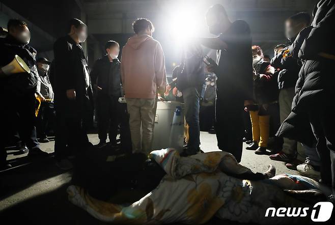 10일 인천 부평구 삼산체육관에서 유튜브 채널 '가로세로 연구소(가세연)' 와 일부 인천 시민들이 '부정선거'를 주장하며, 경찰과 대치를 하고 있다. 경찰은 가세연측에 의해 투표소 이동이 어려워지자 투표함 이송을 위해 '동원령'을 발령했다. 2022.3.10/뉴스1 © News1 정진욱 기자