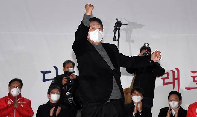 윤석열 국민의힘 대선 후보가 지난 8일 오후 중구 서울광장에서 '내일, 대한민국이 승리합니다' 유세를 갖고 '어퍼컷 세리머니'를 하고 있다. /뉴스1