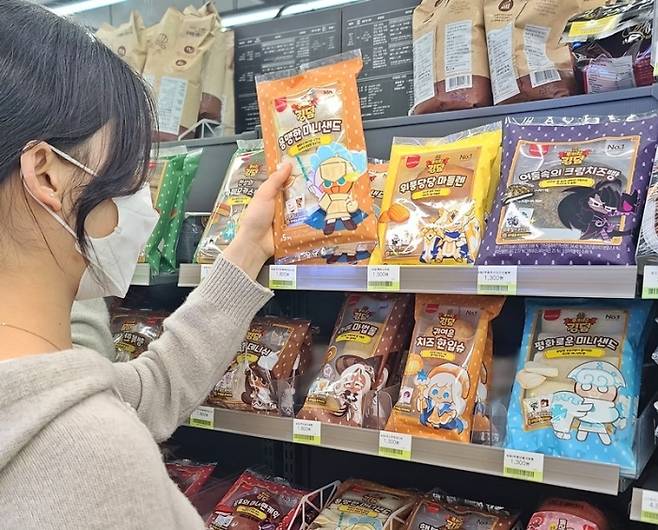 편의점 CU가 '쿠키런: 킹덤' 컬래버 시즌2 상품을 출시한다. 사진은 고객이 컬래버 상품을 둘러보는 모습./사진=BGF리테일