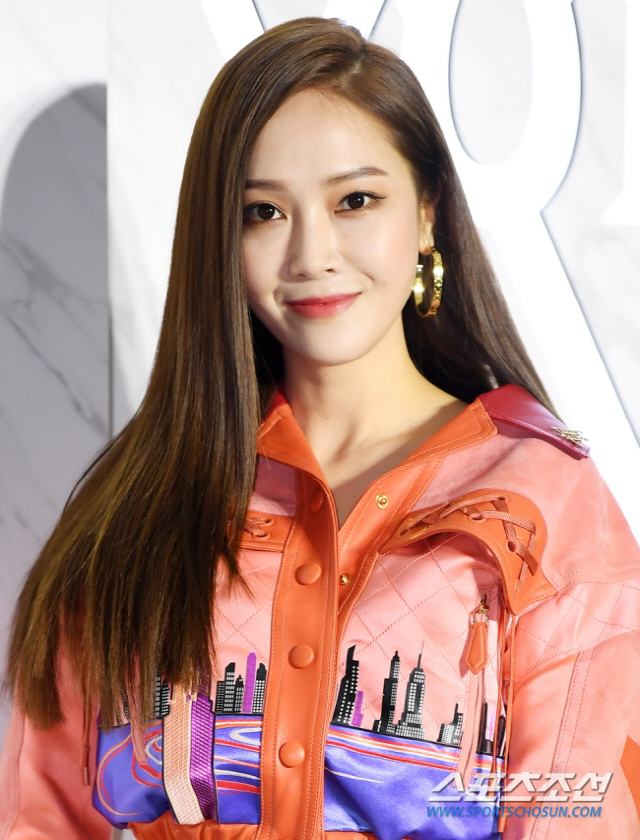 Jessica Jung, a member of the group Girls Generation, was suggested to appear in the China Girl Groups redebut program.Chinese media reported on Tuesday that Jessica Jung is expected to appear on the popular entertainment program Duckweed Low Season 3.Duckweed is a survival program for the five-member girl group re-debut of female entertainers in their 30s and older.Previously, Mitsueis Fae Jia and Hong Kong star Jang Baekji appeared and collected topics every season.Jessica Jung, who has been in the global stage with Girls Generation, is interested in appearing in the actual program.Jessica Jung signed a contract with China Management Company, Hae-ri Shin Bae-yoon Entertainment Co., Ltd., and Juju New Distribution Co., Ltd. in 2016, but the two companies filed a lawsuit worth 2 billion won, saying Jessica Jung did not fulfill the contract properly.Jessica Jung filed a lawsuit against the Korean court on the basis that the country should follow the arbitration ruling, but eventually received a final loss.Because of this, Jessica Jungs activities in the Chinese language were virtually blocked.Jessica Jung recently filed a lawsuit against Joying Enterprise for $ 8 billion, saying that Jean-Michel Blanquer Group, which runs Jean-Michel BlanquerAnne Eclair, a fashion brand founded by her, did not repay the debt.