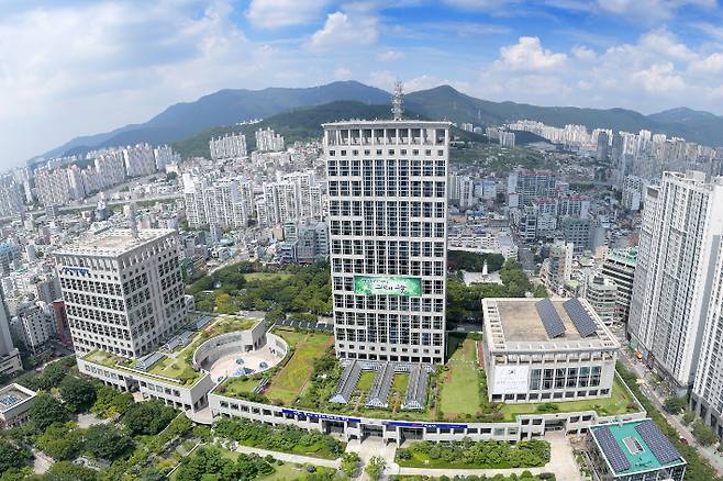 부산시가 11일부터 60~64세까지 재택치료자에게도 '부산형 건강관리세트'를 지원한다. 부산시청