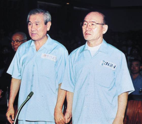 12·12 군사반란과 5·18 민주화운동 당시 내란 및 내란 목적 살인, 뇌물 등 혐의로 구속기소된 전두환(오른쪽)·노태우 전 대통령이 1996년 8월 26일 서울지법 417호 대법정에서 열린 선고공판에 출석한 모습. 연합뉴스