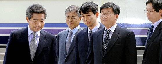 2009년 4월 30일 노무현 전 대통령이 고향인 봉하마을을 떠나 서초동 대검찰청에 도착, 버스에서 내려 기자들의 질문에 짤막하게 답한뒤 청사로 들어서고 있다. 사진공동취재단