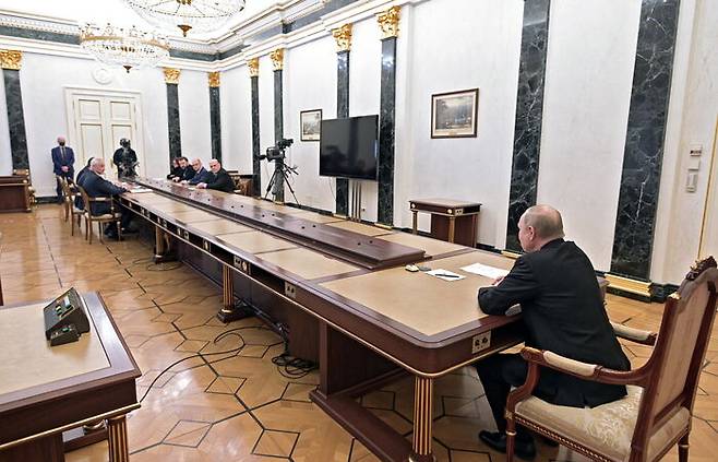 (사진) 관저에서 국영 에너지회사 등 관계자를 만나는 푸틴, 모스크바 2월24일 (Sputnik/로이터/연합)