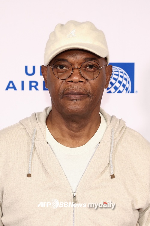 Samuel L. Jackson, 73, famous for Nick Fury, director of the Avengers series, said he was fighting the Alzheimers horror.He plays a 93-year-old Alzheimers in Apple TV +s drama The Last Days of Ptolemy Gray.Im getting older Moy Yat, Im a little old, I know a lot about getting old, he told the British newspaper on Wednesday.Jackson revealed that the drama is not just about Alzheimers dementia, but there are science fiction elements and a lot of other things. The project came to him desperately.Several of his family, including his mother and grandfather, had Alzheimers.Jackson said, As they passed away, I just decided to tell this story and let it go to the world, and make sure they understand that the people they loved are still inside.You cant abandon them so you can still care for them and love them as if they are contributing to your life.Although Jackson admits the possibility of suffering from Alzheimers, he is doing everything he can to keep his mind sharp - hes doing his best to memorize the lines.I dont know if I can learn as much conversation as I used to, Jackson said.Knowing that you can get up and talk and do all of these things Moy Yat helps you defeat the fear that you can get caught up in everything your parents and grandparents have done.Jackson has a lot of fans in Korea with his Marvel Hero Movie Urbanjes series, including Quentin Tarantinos Pulp Fiction and Heitful 8.