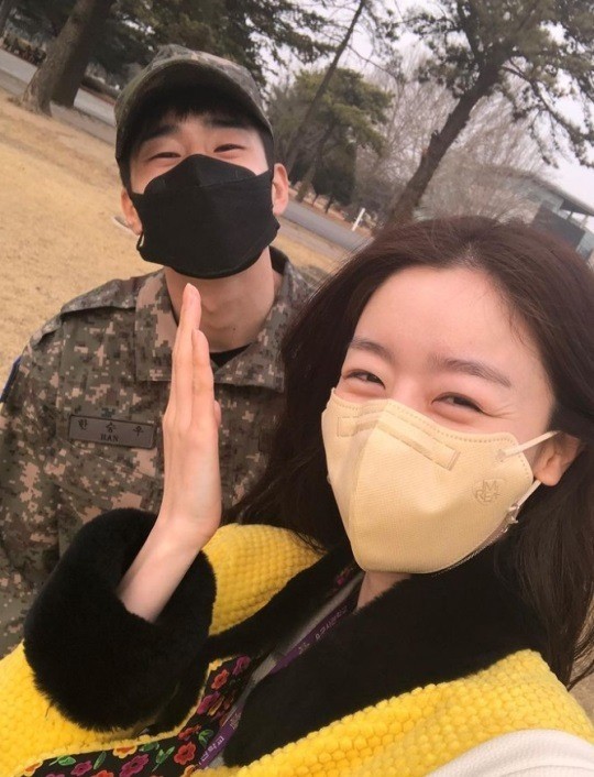 Group Victon member Han Seung-woo posted a picture on Instagram on the 12th with an article entitled Goodbye.In the photo, Han Seung-woo is taking a selfie with Han Sun-hwa; it appears that Han Sun-hwa went to visit Han Seung-woo, who is serving in the military.Han Sun-hwa prepared a variety of foods for his brother, including kimbap, fruit, married sushi, and sausage bread.Han Seung-woo made his debut as a member of Victon in 2016; enlisted in the Army Military Band last July; Han Sun-hwa recently appeared in the Teabing original The Drunk City Girls.