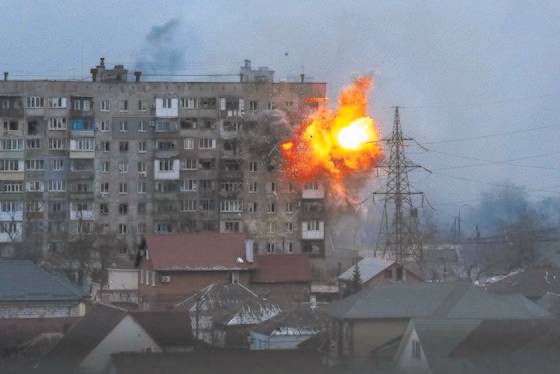 11일(현지시간) 러시아군의 포격으로 마리우폴 아파트가 폭발하고 있다. [AP=연합뉴스]