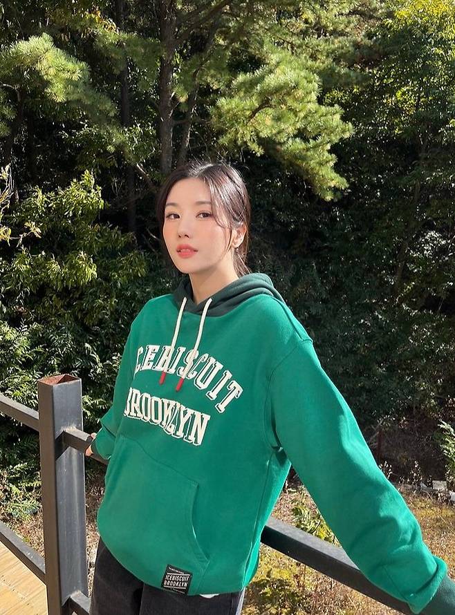 Kwon Eun-bi, a former group Izone, boasted a bright visual.On Friday, Kwon Eun-bi posted several photos on his instagram.Kwon Eun-bi has shared her latest updates in a green hoodie and shorts.Kwon Eun-bi smiled freshly in the warm sunshine, with a pure flower beauty that impressed her.Meanwhile, Kwon Eun-bi released its new song ESPER (Esper) on the 10th with the Global Fandom Platform Universe (UNIVERSE).
