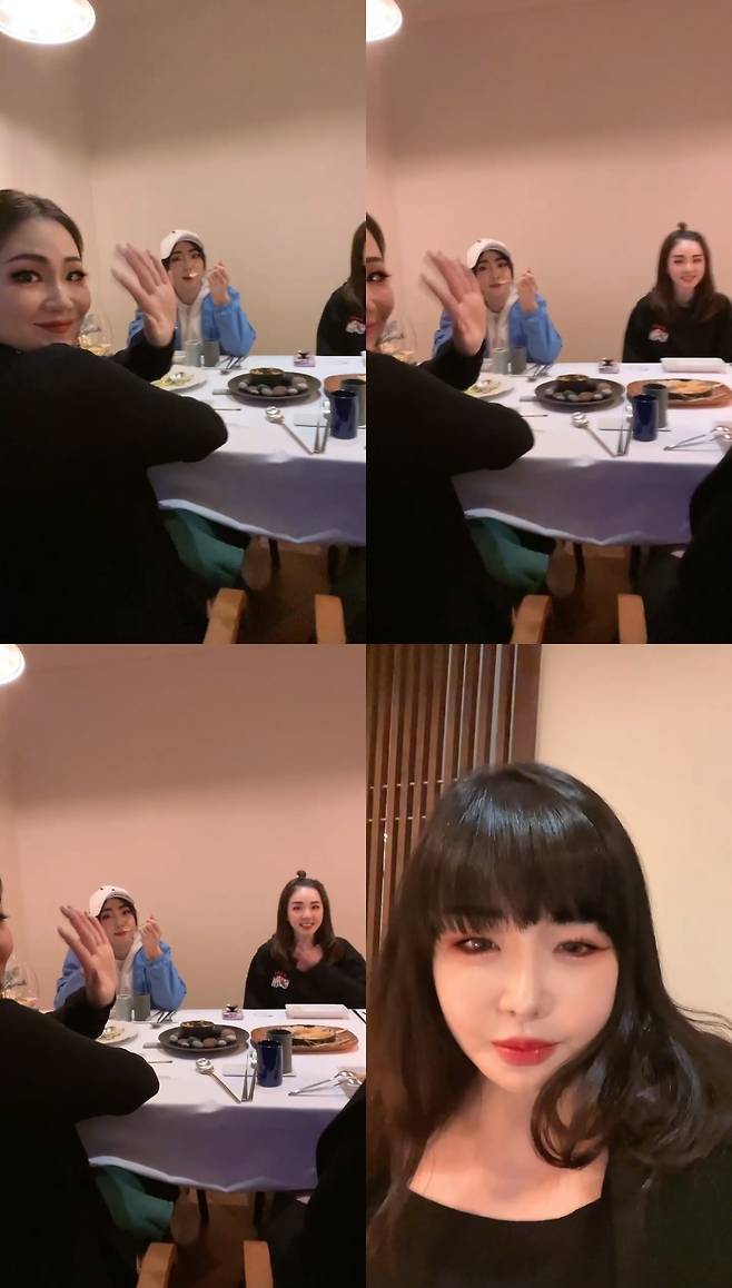 Seoul) = Girl group 2NE1 (2NE1) members gathered in full.2NE1 member Park Bom posted a video on his social networking service on Saturday, 2NE1 #2ne1.In the public footage, Park Bom greeted him with his cell phone and turned the camera toward Sandara Park, CL, and Gongminji in the same space as him.The cheerful atmosphere of the four people who seem to be eating together gives warmth.Meanwhile, Park Bom announced a single Flower on November 11.