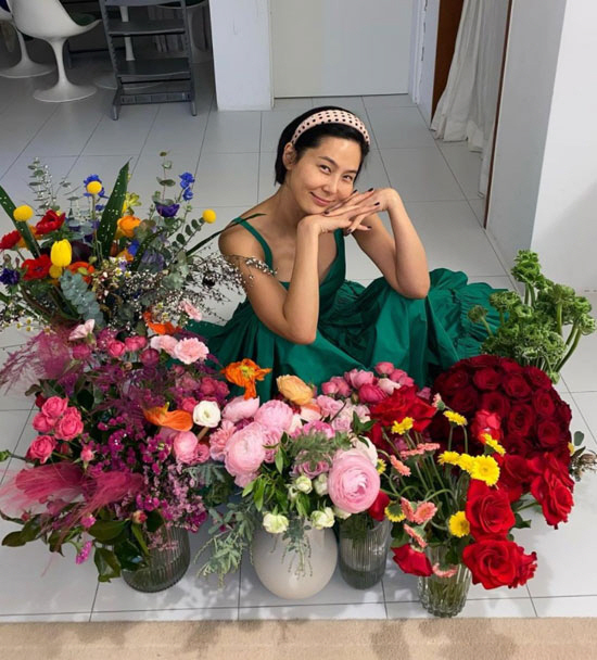 Broadcaster Kim Na-young shared a happy routine.On the 15th, Kim Na-young posted several photos on his instagram.Kim Na-young sits in the middle of a flower pot filled in the middle of the house.Kim Na-young, who posed for calyx in a green dress, boasts more beautiful beauty than flowers.In particular, Kim Na-youngs fashion sense, which is well-matched with the colorful flowers surrounding Kim Na-young, attracts attention.Meanwhile Kim Na-young is a single mother, raising her two sons; she is in public with painter and musician MY Q recently.