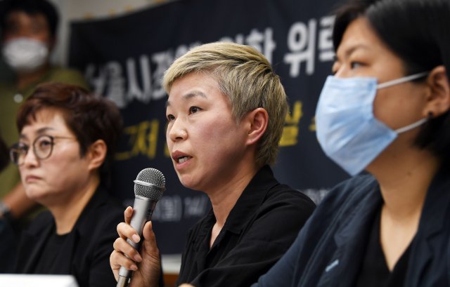 김재련 법무법인 온-세상 대표 변호사가 지난 2020년 7월 서울 은평구 한국여성의전화 교육관에서 ‘서울시장에 의한 위력 성추행 사건 기자회견’에서 사건의 경위를 설명하고 있다. 뉴스1