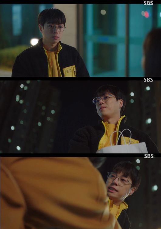 Lee Ki-hyuk, who was in the company, was arrested for the cover-up of Seol In-ah.In the 5th episode of SBSs Mon-Tue drama In-house Match (playplay by Han Sul-hee, director Park Sun-ho, planning Kakao Entertainment, production cross-pictures), which was broadcast on the 14th, Jin Yeong-seo (Sul In-ah), who was curious about the whereabouts of Cha Sung-hoon (Kim Min-kyu), who lives next door, breaks the stand that Shin Jung-woo (Lee Ki-hyuk) made and made it himself.At that moment, a hidden camera was found in the stand, and Youngseo was appalled when he remembered the words of Jung Woo, who recommended that the stand be placed in the bedroom rather than the living room.Jung-woo, who follows the Youngseo book heading to the police station with evidence, was afraid rather than angry when he saw Jung-woo. Jung-woo found his stand in a shopping bag and sensed the danger.Jung Woo, who tries to take away the broken stand, and Youngseo, who does not want to take it away, are struggling and struggling, and when he does not get his way, he turns wildly with his bloody eyes.As Cha Sung-hoon (Kim Min-kyu) appears, Jung-woo pushes Youngseo violently and then snatches the stand and starts to run away.Even in that situation, he showed the precision of throwing the camera on the road secretly, but after a fierce chase, he was finally stopped by Sunghoon.In the 6th trailer, Kang Tae-moo (Ahn Hyo-seop) who came to contact with Jung Woo and Sung Hoon who faced each other at the police station was seen.Taemu warns Jung-woo, saying, I touched someone who should not touch you. It is noteworthy what Jung-woo is and what development he will bring.Lee Ki-hyuk played an eerie psychopath in the previous Netflix series Sweet Home, playing the role of arsonist who killed Lee Jin-wooks childhood parents, and captivated viewers with a creepy reversal performance in MBCs Mithri Knows.On the other hand, SBS Mon-Tue drama In-house is broadcast every Monday and Tuesday at 10 pm.