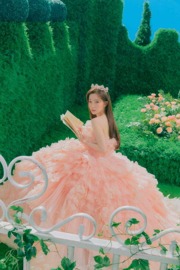 Group Red Velvet flaunted Springs princessy visualsOn the 16th, Red Velvet various SNS accounts revealed teaser images of Irene, Wendy and Yeri.The photo shows Irene, Wendy, and Yeri, which have a sensual visual in the background of the Spring Garden, adding to the expectation of the new album.Red Velvets new mini-album The ReVe Festival 2022 - Feel My Rhythm (The Reeve Festival 2022 - Phil My Rhythm) will feature the title song Feel My Rhythm that stimulates spring sensibility, starting with Nightball Mr.It consists of 6 songs including Leo(BAMBOLEO), Good, Bad, Ugly, and In My Dreams.Mr.Leo is a retro pop dance song that combines rhythmic bass and electric guitar with dreamy EP and synth sound. It is impressive to see the lyrics that depict the dancer dancing freely all night in a mirror like a title meaning shaking in Spanish.Another song, Good, Bad, Ugly, is a medium Tempo R & B song featuring brass sound and sensual code progression over a grubby shuffle rhythm. The lyrics contain a positive message to look forward to and enjoy, likening the many moments of unpredictable life to one of the many chocolates in the box.In My Dreams is a slow Tempo R & B ballad based on a minimal trap rhythm. It is attractive to have an energy explosion in the Orgol signature sound and chorus at the beginning and end of the song. It maximizes the mournful atmosphere of the song by meeting the lyrics expressing the desire to be with the beloved opponent forever even in dreams and Red Velvets appealing vocals.