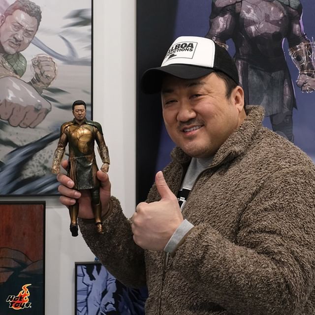A figure that resembles Actor Ma Dong-Seok has been released.On the 16th, figure company Hottoy posted a picture saying, It is a strong warrior who protects humans from Debiant with strong punch.In the photo, Ma Dong-Seok holds a Gilgamesh figure he has Acted in Marvel Studios movie Tunnels.The figure, which seems to have been copied and attached to Ma Dong-Seoks face, attracts attention by embodying not only Ma Dong-Seoks face but also his magnificent body.Ma Dong-Seok laughed brightly as he held his figure and pretended to thumb.Meanwhile, the movie Tunnels starring Ma Dong-Seok mobilized 3.05 million Audiences in Korea.