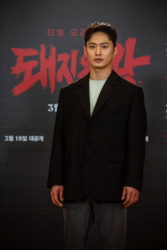 Actor Kim Sung-kyu has been confirmed to have a new Coronaberus infection (Corona 19).Kim Sung-kyu was confirmed to have 19 Corona on the day, according to the 16th report.Kim Sung-kyu conducted a self-kit test on the 15th and confirmed positive; he was later tested for rapid antigens at the hospital and negatively diagnosed.In case of any incident, Kim Sung-kyu was tested for PCR and received a final confirmation on the morning of the 16th.Kim Sung-kyu has been given a second vaccination, and it is said that there is no major problem with health.Kim Sung-kyu has become an actor who believes and believes in the film Crime City, Detective: Returns, Bad People, Netflix series Kingdom, drama half of the class, One Day, and shows outstanding acting ability and vivid character digestion.Tving original King of the Pig is about to be released.