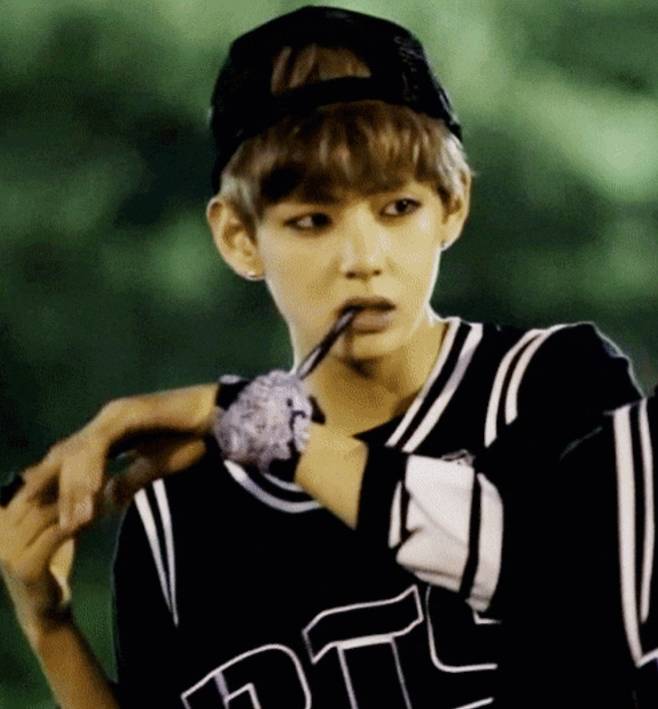 "타고난 무대천재" 방탄소년단 뷔, 경외심 부르는 천부적 표현력