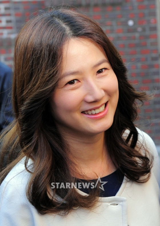 Sports Chosun reported on the 16th that Shim Eun-ha has finally decided to appear in the drama produced by the Vipo M Studio, and that he will be able to see his activities in the second half of this year.Shim Eun-ha is reportedly likely to take on the Working Mom character in the new drama.If Shim Eun-ha does a drama shoot this year, he will return after 21 years after declaring his retirement from the entertainment industry in 2001.There are still many people who miss the 90s youth star Shim Eun-ha, and his attention is focused on his return theory.Especially, there is no case where the top star returns in 20 years, and it collects topics in itself.Shim Eun-ha suddenly retired from the entertainment industry in 2001 and married Ji Sang-uk, current researcher of Yeouido in 2005, with whom he had two daughters.Shim Eun-ha has also shown his support for Ji Sang-uks campaign, who is running for the 20th general election in 2016 and the 21st general election in 2020.