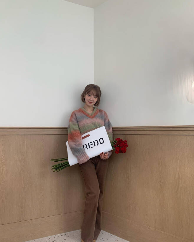 AOA native Park Choa revealed he had received a surprise proposal.Park Choa posted a picture on his 17th day with an article entitled I went to buy perfume and suddenly I got a proposal.Park Choa in the photo is smiling happily with a bouquet of roses presented.Park Choa, who seemed to feel better in a surprise gift, showed off her lovely charm by holding a bouquet of flowers and posing with a charming pose.Meanwhile, Park Choa is appearing on MBCs Surprise: The Secret Room.