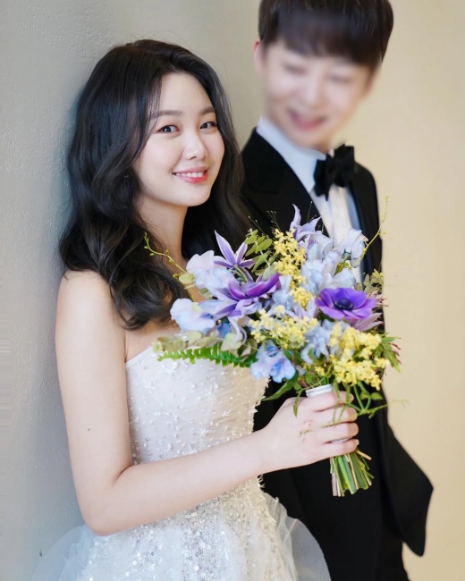 Former SBS announcer Kim Su-min, 25, who announced her marriage in surprise, has released wedding photos this time.Kim Su-min said on his 17th day, I wanted to inform the mangoers first, so I wrote a lot of articles on the blog during the night.I am happy to think that I will resemble someone who wants to resemble for a lifetime.I will live in two Na-euns rather than one, discerning right and wrong, important and important things together. I sincerely thank all those who have blessed me, he added.On Wednesday, Kim Su-min announced her marriage surprise on her blog: I was worried about how to say it: my husband is not a chaebol, and all I have in my stomach is poo.If I say Im married, everyone will say ??. We were married last month. We called the ward office.I did not know, but I found out that I was able to decide the surname of my child to be born at the time of marriage notification.Since she had just met him, she had told me that she wanted her child to follow both parents surnames, so she thought she would appeal to the PC, but she persuaded me that there was no reason to follow her fathers surname unconditionally.So I wrote a consultation letter to hand over my mother s surname. I hope it will be a little help to the gender equality world. Kim Su-min also said, My parents have taken a bouquet of flowers to the cake because I became a couple.It is a strange rattle, but I am grateful that you will not understand why he will do it and understand why he will do it. Since this day, we have a new joke.Would you like to marry me?, No. If I told you a hundred times that I did not, the law was already spilled.Finally, I do not know where this water flows and where it will go, what kind of shape it will be, what depth it will be, and the sea will be. However, the feeling I feel recently is that I have earned the courage to leave and legal soul.Im just happy and happy these days, he added.Kim Su-min, born in 1997, joined SBS in 2018.The news of the passing of Kim Su-min, a 21-year-old student who was attending Han Ye-jong at the time, attracted a great deal of attention with the appearance of SBSs youngest announcer.Kim Su-min has been working as an MC in Annie Gallery, Toktok Information Brunch and TV Animal Farm.Since then, he has been running YouTube channels.
