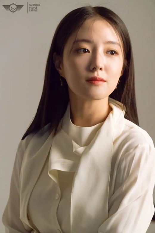Actor Lee Se-young showed off his full-fledged visuals in the picture behind-cut.On the 17th, Lee Se-youngs agency, Frain TPC, posted an article entitled Nat Human, a picture behind Lee Se-youngs heart-snipping with a visual of the past.The photo shows Lee Se-young, who is focusing on filming the picture, and Lee Se-young boasts a goddess visual with a large eye and a high nose.Here, with an elegant and lovely atmosphere, Lee Se-youngs unique charm was emitted.On the other hand, Lee Se-young received a lot of love in the MBC Drama Red End of Clothes Retail, which ended in January.Red End of Clothes Retail is a Drama depicting the sad court romance record of the king, who was the countrys priority over the court and love to protect his chosen life.